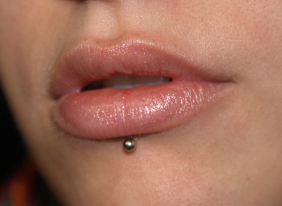 Piercing Unterlippe verschließen