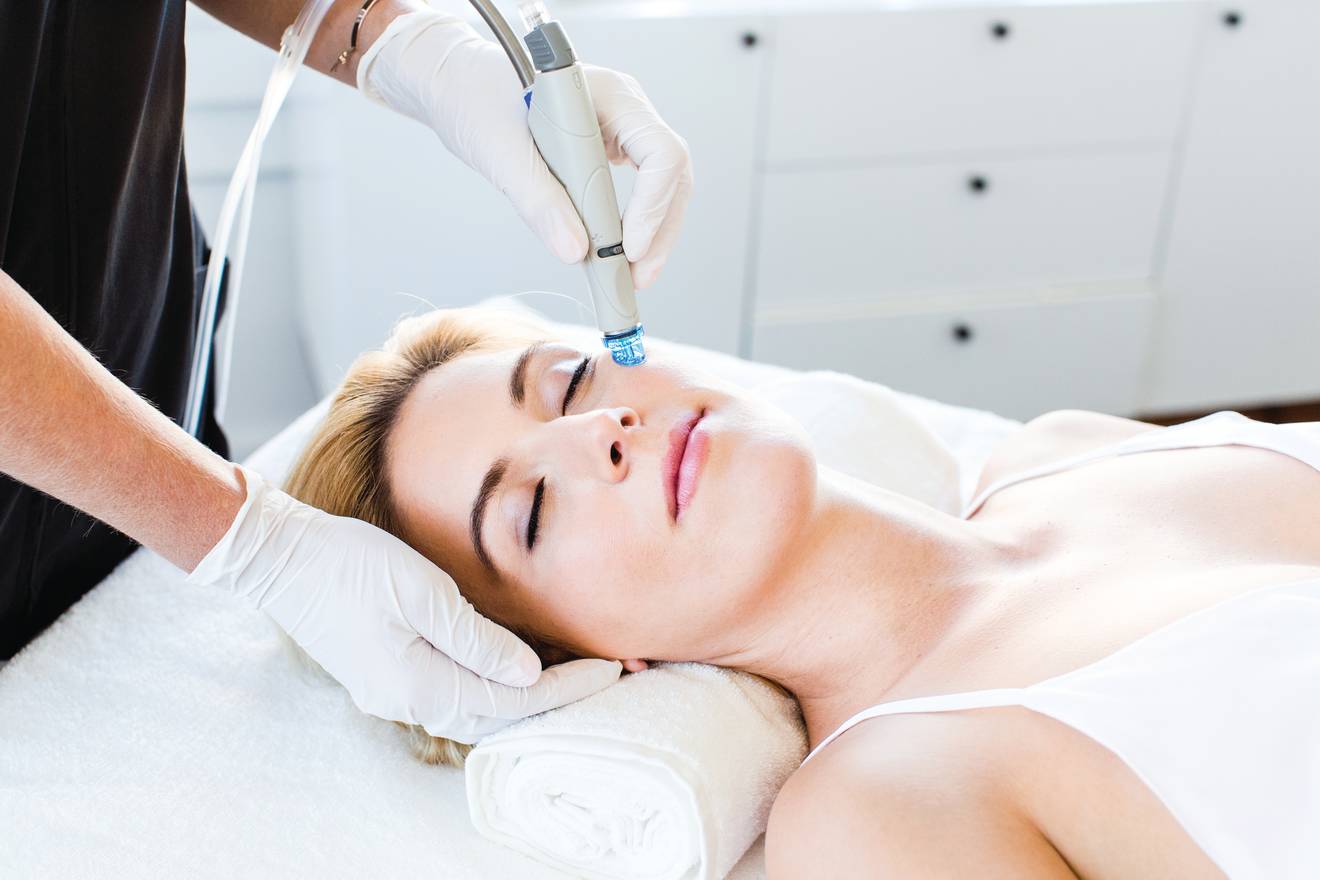 Bild einer HydraFacial Behandlung an einer Frau